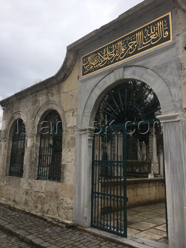 Eyup Camii, Cülus Yolu üzerindeki tarihi mezarların hali yür